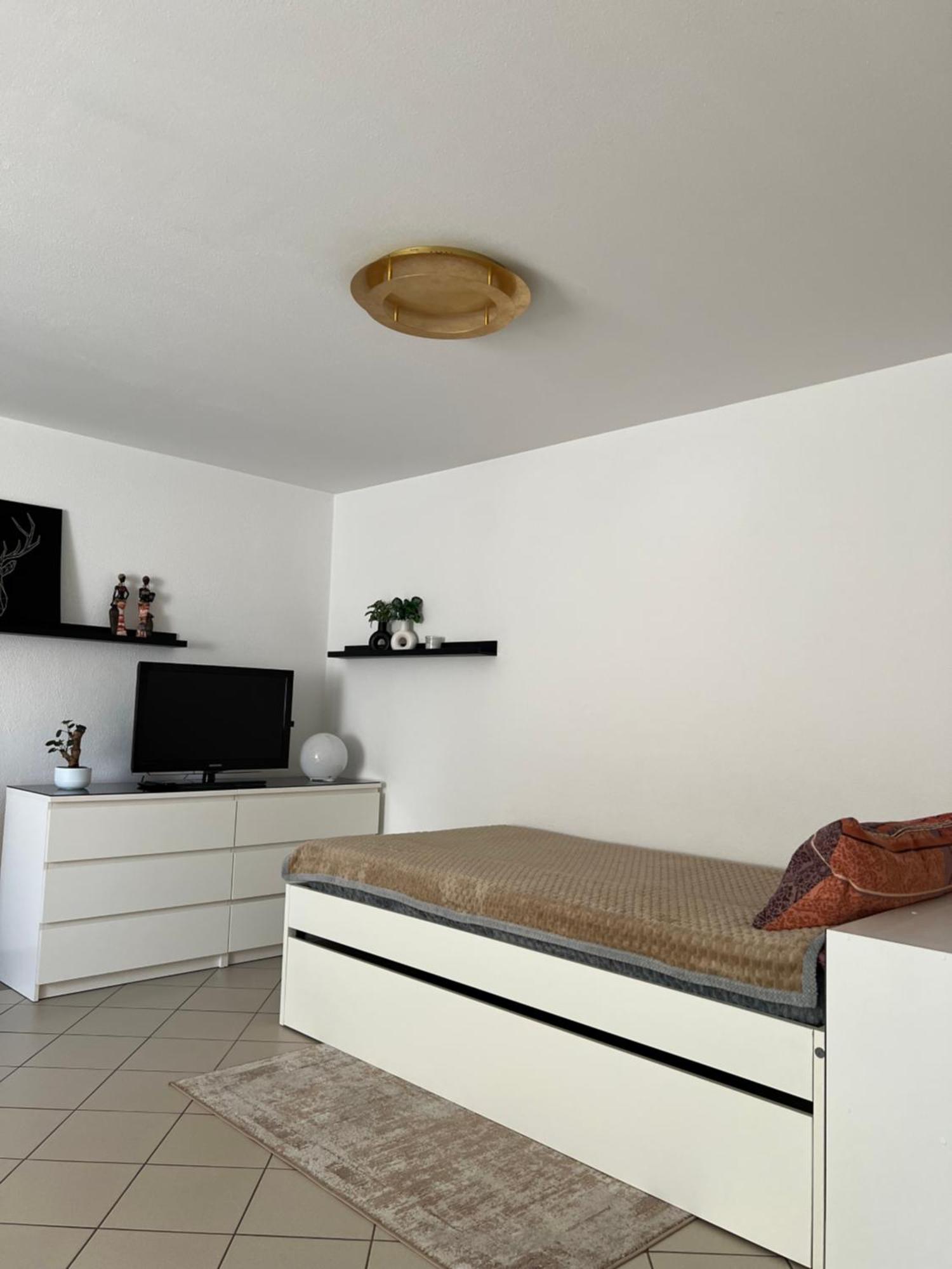 Einzimmer *
